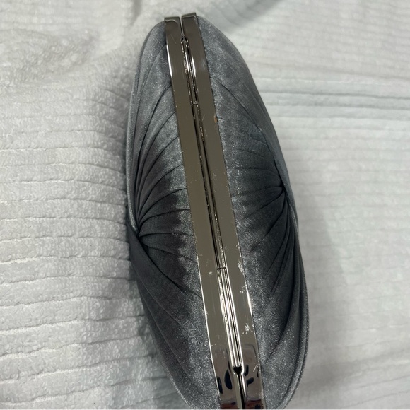NWT Sondra Roberts Gray Silver Satin Twist Evening Clutch Silver Tone Chain Trim - Picture 10 of 11